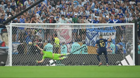 A pesar de buscar desconcentrarlo, Dibu Martínez no logró atajar el penal de Kylian Mbappé.