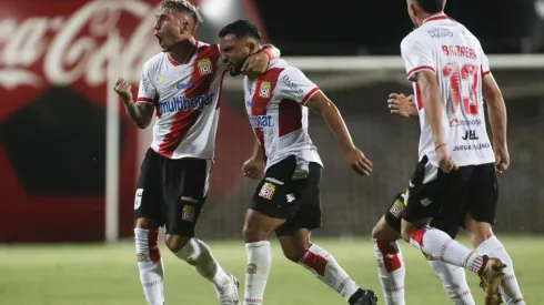 Mario Sandoval deja Curicó Unido y llega a Cobreloa, pero con una presentación que no gustó mucho a los hinchas. Todo por Charles Aránguiz.