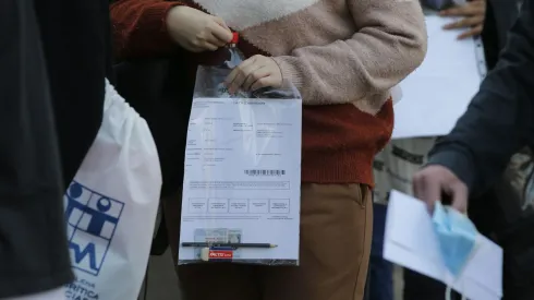 Estudiantes esperando en la fila para ingresar a rendir la PAES