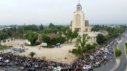Santiago, 6 de Enero de 2024<br />
Fieles realizan fila por liturgia de la Sanadora de Rosario, Leda Bergonzi, quien ofrece una liturgia en el Templo Votivo de maipu.<br />
Javier Salvo/Aton Chile