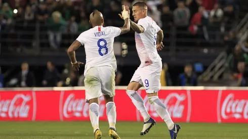 Arturo Vidal y Nicolás Castillo juntos en la selección chilena. El Rey le deseó éxito al nuevo atacante de la UC.
