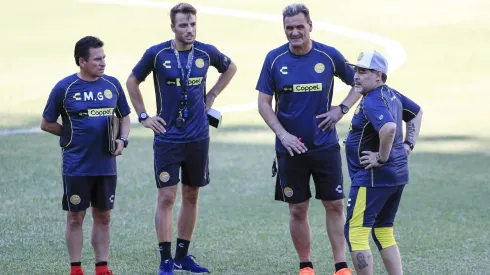 Diego Maradona trabajó con el argentino José Altieri (manos en jarra, el segundo de izquierda a derecha) en México. El cordobés será el preparador físico de Jorge Almirón en Colo Colo.