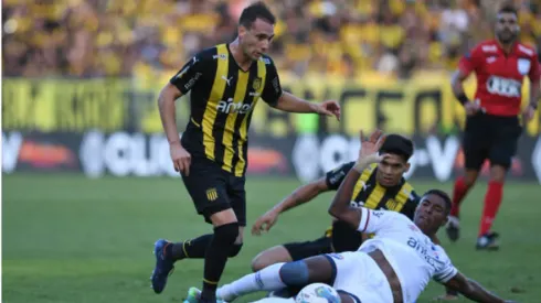 Marcos Montiel (de blanco) militó en Nacional de Montevideo durante 2023.