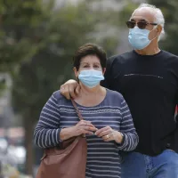 ¿Pasará en Chile? España retoma el uso obligatorio de mascarillas en algunos lugares