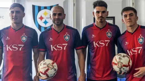 Huachipato se encuentra en proceso de transición de nueva indumentaria. Algunas prendas siguen con dos estrellas, mientras va llegando la ropa con tres.