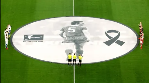 Bayern Munich realizó sentido tributo a Franz Beckenbauer en duelo ante Hoffenheim.
