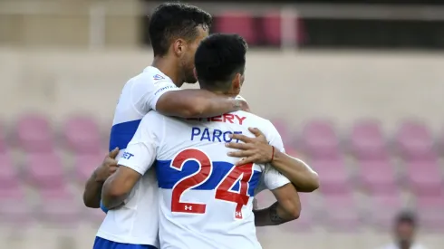Alfonso Parot abraza a Franco di Santo, uno de los cortados de la UC.