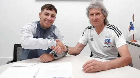 Enzo Riquelme firmó su primer contrato profesional con Colo Colo.