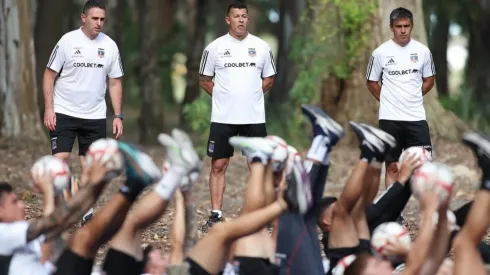 Jorge Almirón dirige un entrenamiento de Colo Colo en un bosque de Uruguay.