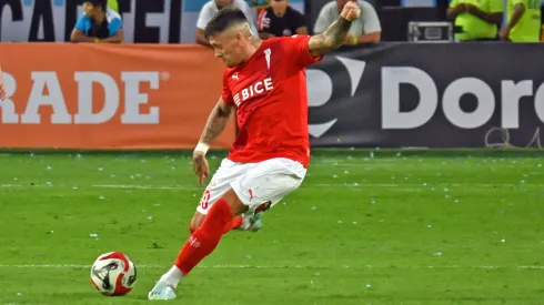 Exactamente dos años después, Nicolás Castillo volvió a las canchas. ¡Ingresó en la derrota de la UC ante Sporting Cristal!