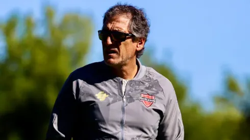 Mario Salas ya tiene a un carrilero desde Everton y espera por otro.