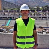 Chapita Fuenzalida se pone el casco y visita las obras del nuevo San Carlos en la UC