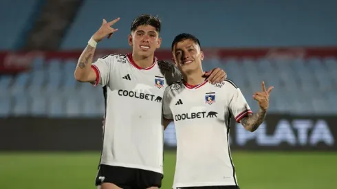 Cristián Zavala posa con Carlos Palacios, quien fue escogido como la figura del partido ante Rosario Central.