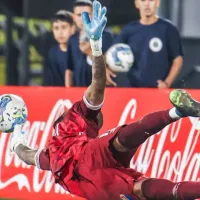 Ex portero de Unión Española le tapa un penal a Byron Castillo en el clásico de Uruguay