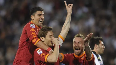 Pizarro, Totti y De Rossi celebrando un gol en la Roma