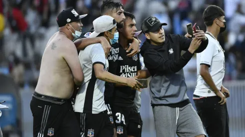 Vicente Pizarro y Emiliano Amor son interceptados por hinchas de Colo Colo que habían invadido la cancha del Estadio Calvo y Bascuñán tras la derrota de Colo Colo ante Deportes Antofagasta.
