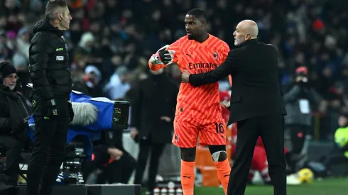 Mike Maignan se fue de la cancha durante unos instantes tras cantos racistas desde la barra de Udinese. ¡Impresentable actitud de los fanáticos!