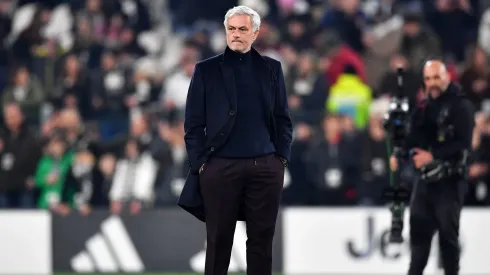 Mourinho dirigiendo a la Roma frente a Juventus.