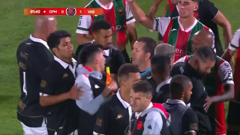 Gary se roba el show con polémico empujón a un árbitro