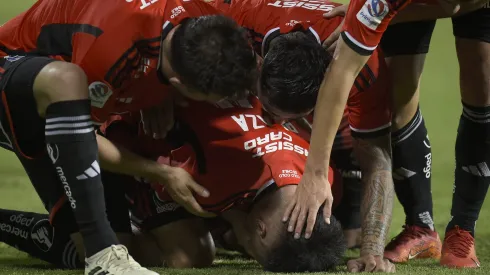 Colo Colo celebra el gol que convirtió Diego Plaza.