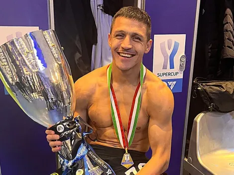 Alexis posa chocho con el trofeo de la Supercopa de Italia