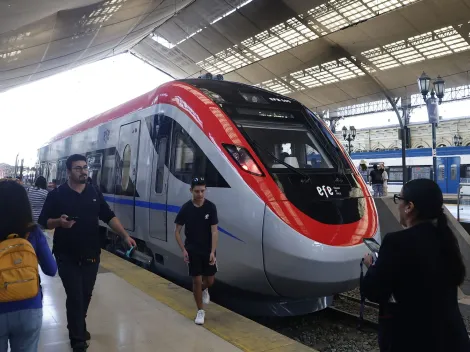 ¿Qué días hay viajes entre Curicó y Santiago en el tren rápido?