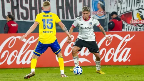 Carlos Palacios enfrenta la marca de Nicolás Valentini en la derrota de Colo Colo ante Boca por la fase de grupos de la Libertadores 2023.