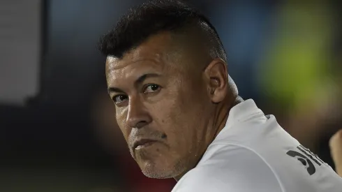 Jorge Almirón decidió cortar a un delantero del Cacique. | Foto: Dante Fernández / Focouy / Photosport