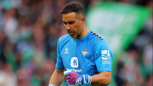 Claudio Bravo no logra superar sus problemas físicos en el Betis.