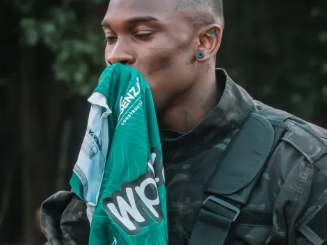 Castillo se olvida de Colo Colo: es presentado como paracaidista