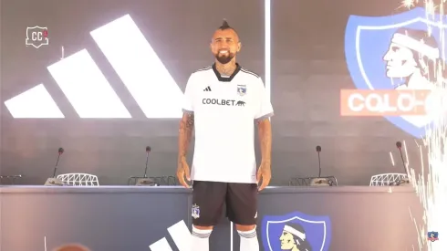 Arturo Vidal presentó la nueva camiseta alba.
