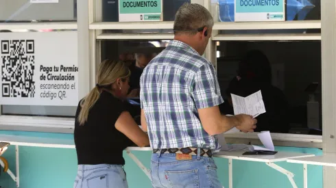 Personas pagan el permiso de circulación (marzo 2023)