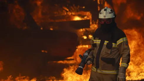 Villa Alemana, 2 de Un incendio forestal que se transformó en estructural se desarrolla sin control en el sector de Quebrada Escobares en Villa Alemana.