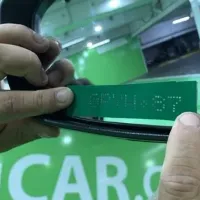 ¿Tengo que tener mi patente grabada en los vidrios para pagar el Permiso de Circulación?