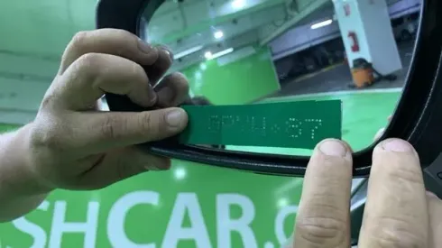 Senadores detrás del grabado de patentes en vehículos