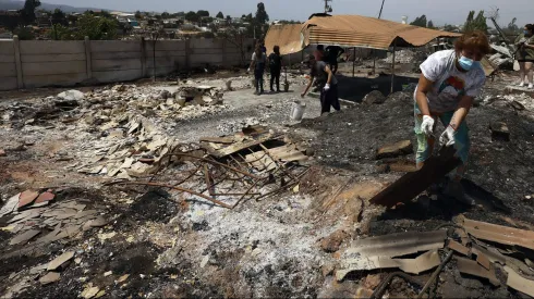 Vina del Mar, 4 de febrero de 2024.<br />
Pobladores de Pompeya Sur comienzan la reconstruccion tras el mega incendio que afecta a la zona desde hace dos dias.<br />
Andres Pina/Aton Chile