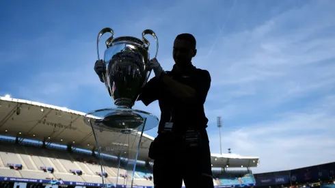 La Orejona entra en tierra derecha.