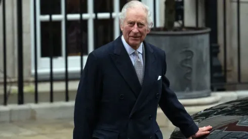 El rey Carlos III saliendo luego de recibir tratamiento para un agrandamiento de la próstata en la Clínica de Londres el 29 de enero de 2024 en Londres, Inglaterra. El Rey ha estado recibiendo tratamiento por agrandamiento de la próstata, pasando tres noches en la Clínica de Londres y siendo visitado diariamente por su esposa, la Reina Camilla.