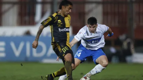 Luciano Cabral ante Alfonso Parot en un partido de Coquimbo Unido ante la Universidad Católica.