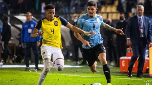 Federico Martínez en un duelo ante Byron Castillo por la selección de Uruguay.