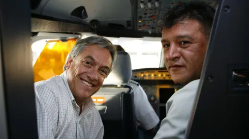 Sebastián Piñera y Claudio Borghi en un avión rumbo a El Salvador.