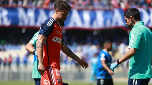 Juan Pablo Gómez sale lesionado en el 0-0 entre la U y Huachipato.