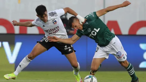 Lucas Cepeda lucha una pelota con Pablo Solari.