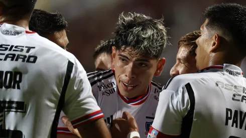 El plantel de Colo Colo celebra junto a Palacios el golazo ante Everton.