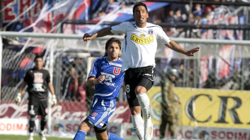 Lucas Barrios marcó uno de los goles más recordados de los Superclásicos dejando a Rafael Olarra en el camino.