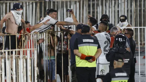 Los hinchas se toman selfies con Vidal en la pista de recortán del Nacional en pleno partido
