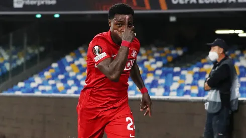 Promes celebrando su gol por la Europa League