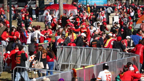 Personan abandonan la zona de desfile de los Kansas City Chiefs luego de un tiroteo en Union Station en medio de la celebración por la victoria en el Super Bowl.