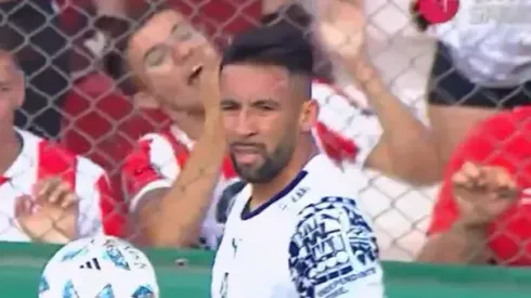 Mauricio Isla fue blanco de un fanático, pero falló estrepitosamente. ¡Y no sólo eso!