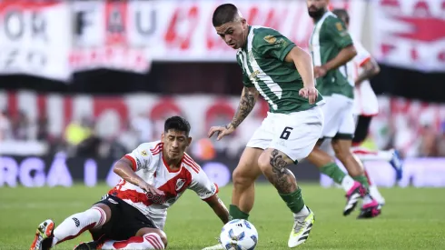 Aaron Quirós ante Rodrigo Aliendro en el partido de River y Banfield.